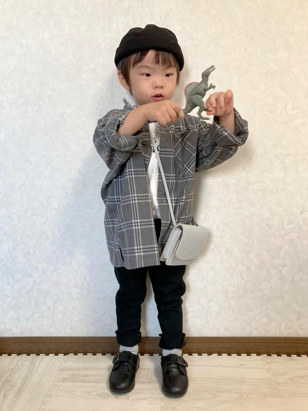 ホワイト系のTシャツ/カットソー、グレー系のシャツ/ブラウス、ブラック系のその他パンツを着用したキッズの秋コーディネートの5枚目の写真