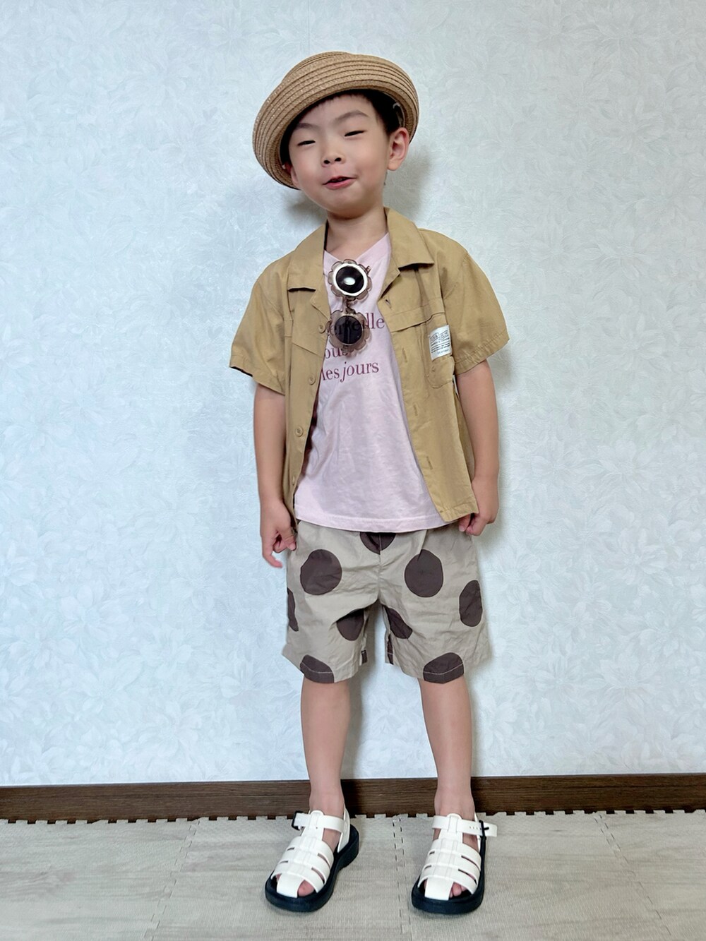 ピンク系のTシャツ/カットソー、イエロー系のシャツ/ブラウス、ホワイト系のサンダルを着用したキッズの夏コーディネートの3枚目の写真