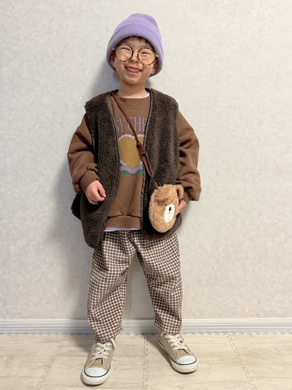 パープル系のTシャツ/カットソー、ブラウン系のスウェット、グリーン系のスウェットを着用したキッズの冬コーディネートの4枚目の写真