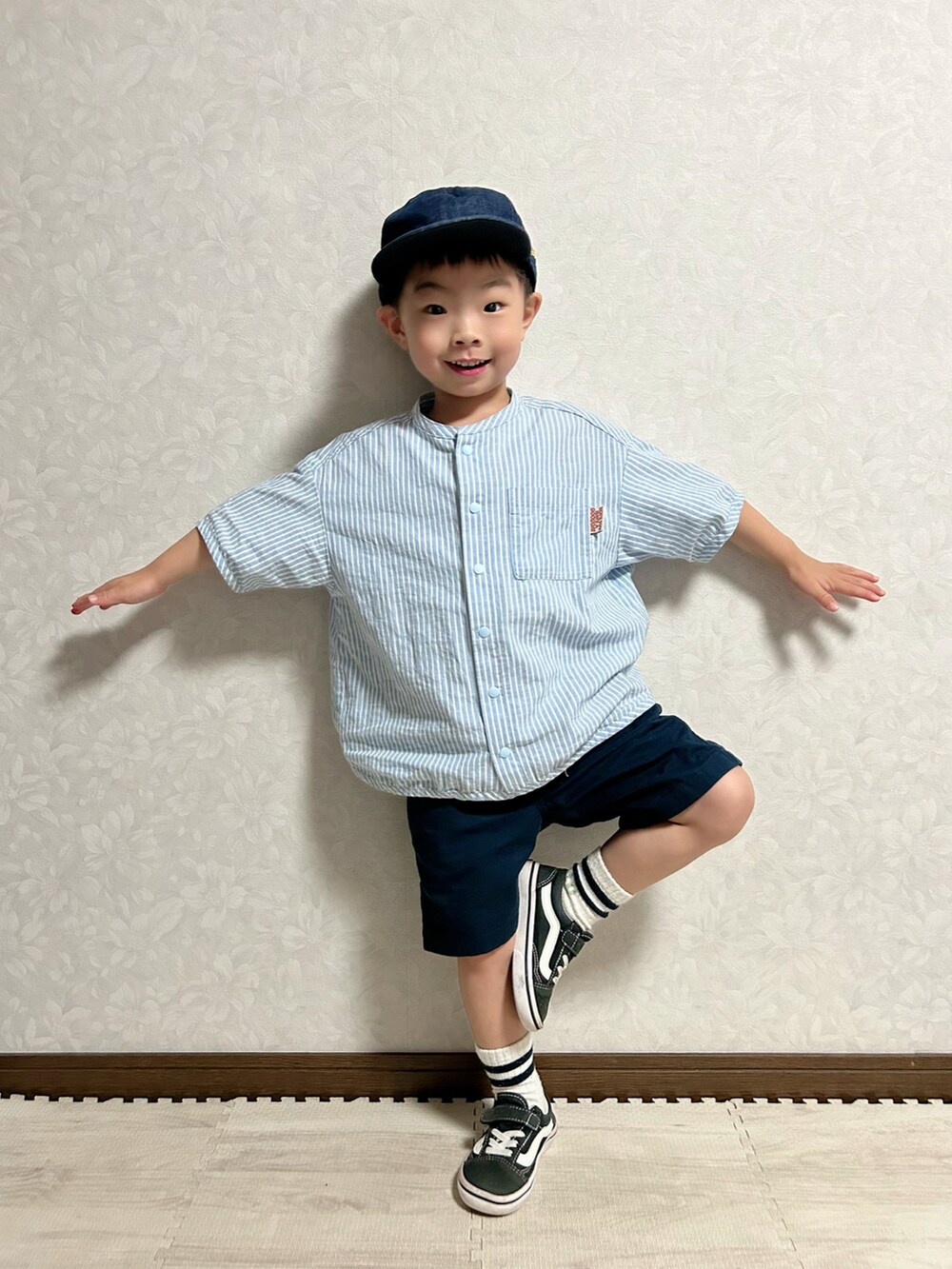 その他のシャツ/ブラウス、ブルー系のその他パンツ、ブラック系のスニーカーを着用したキッズの春コーディネートの2枚目の写真