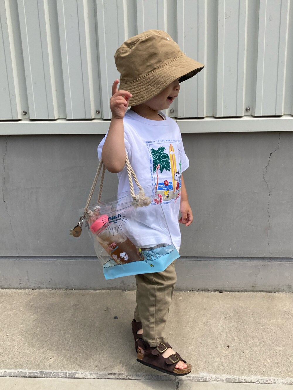 ホワイト系のTシャツ/カットソー、ホワイト系のタンクトップ、ベージュ系のその他パンツを着用したキッズの夏コーディネートの3枚目の写真