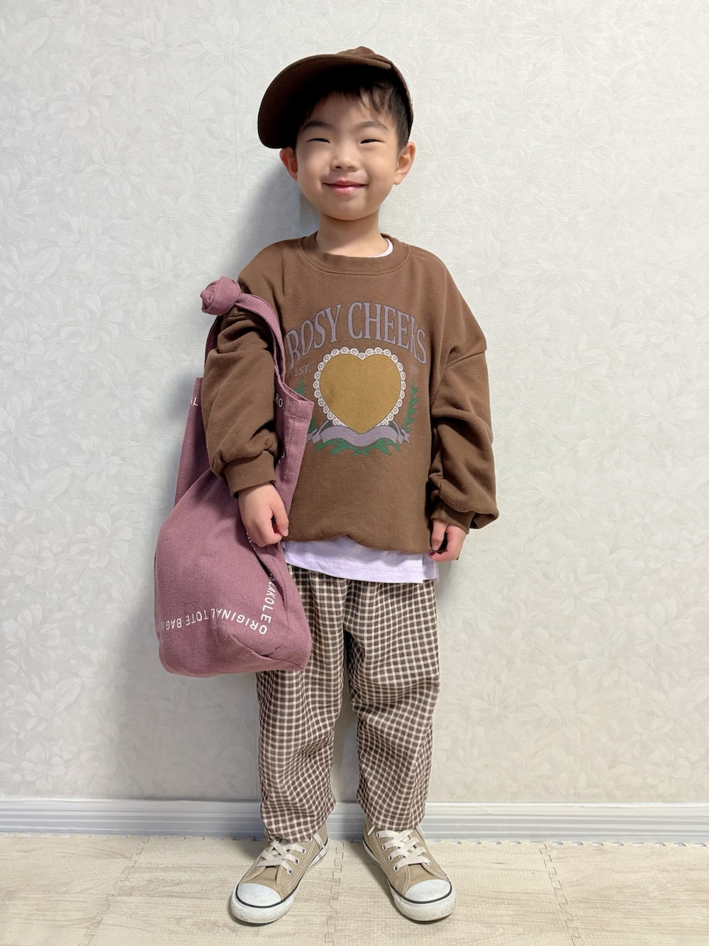 パープル系のTシャツ/カットソー、ブラウン系のスウェット、グリーン系のスウェットを着用したキッズの冬コーディネートの3枚目の写真