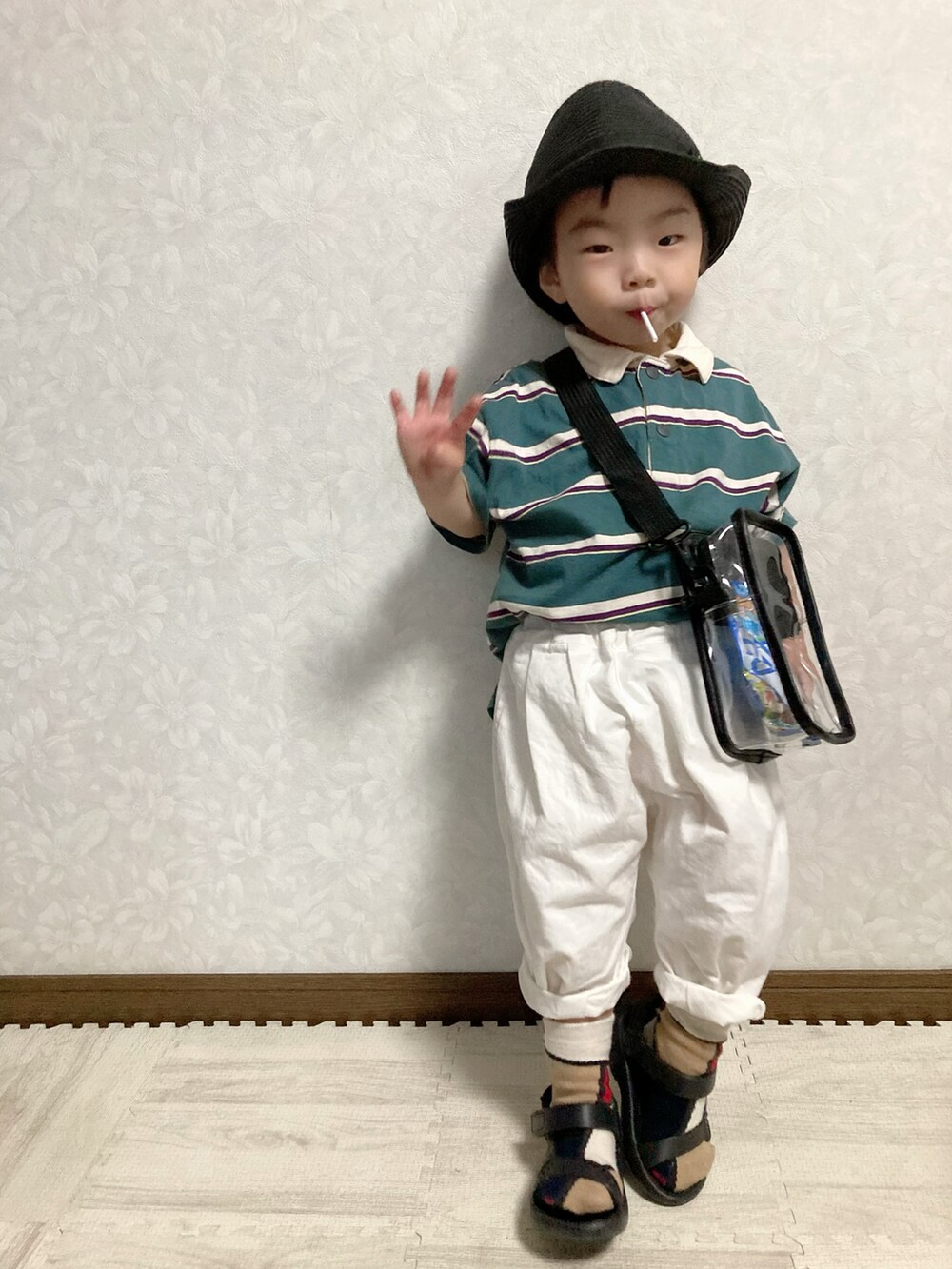 グリーン系のポロシャツ、ホワイト系のその他パンツ、ブラック系のサンダルを着用したキッズの夏コーディネートの2枚目の写真