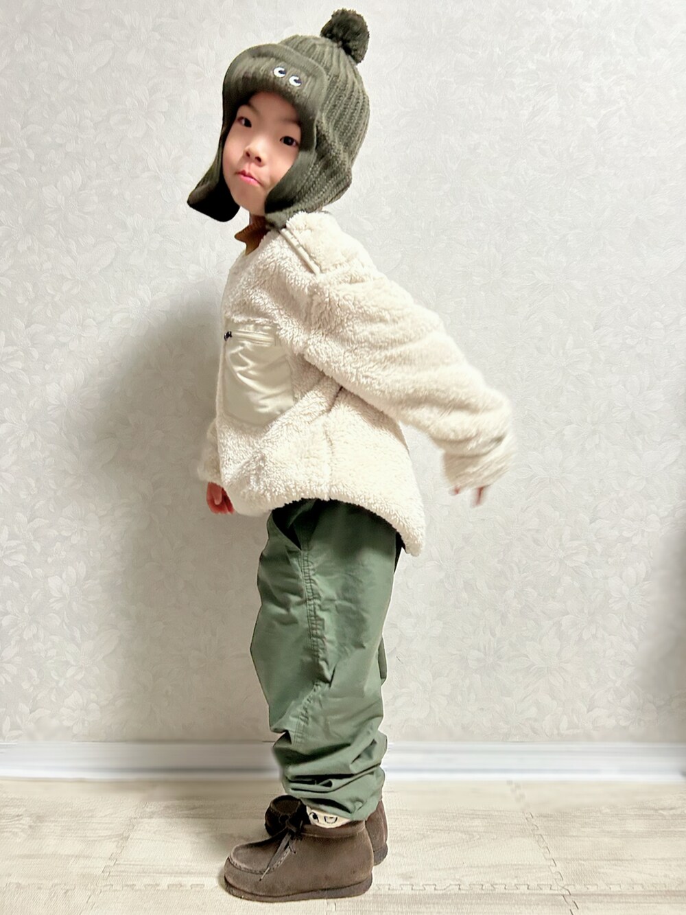 「冬コーデ、カジュアルコーデ、レイヤードスタイル、フリース、UNIQLO、ユニクロ、タートルネック、ブーツ、ニット帽、フライトキャップ、ファー、古着MIX、お出かけコーデ、暖パン、ニット」｜「UNIQLOのヒートテックニットキャップ S/M 1,990円（ニットキャップ/ビーニー、グリーン系）」を使った、lenlen23さん（キッズ・100cm）の冬コーディネートの3枚目の写真