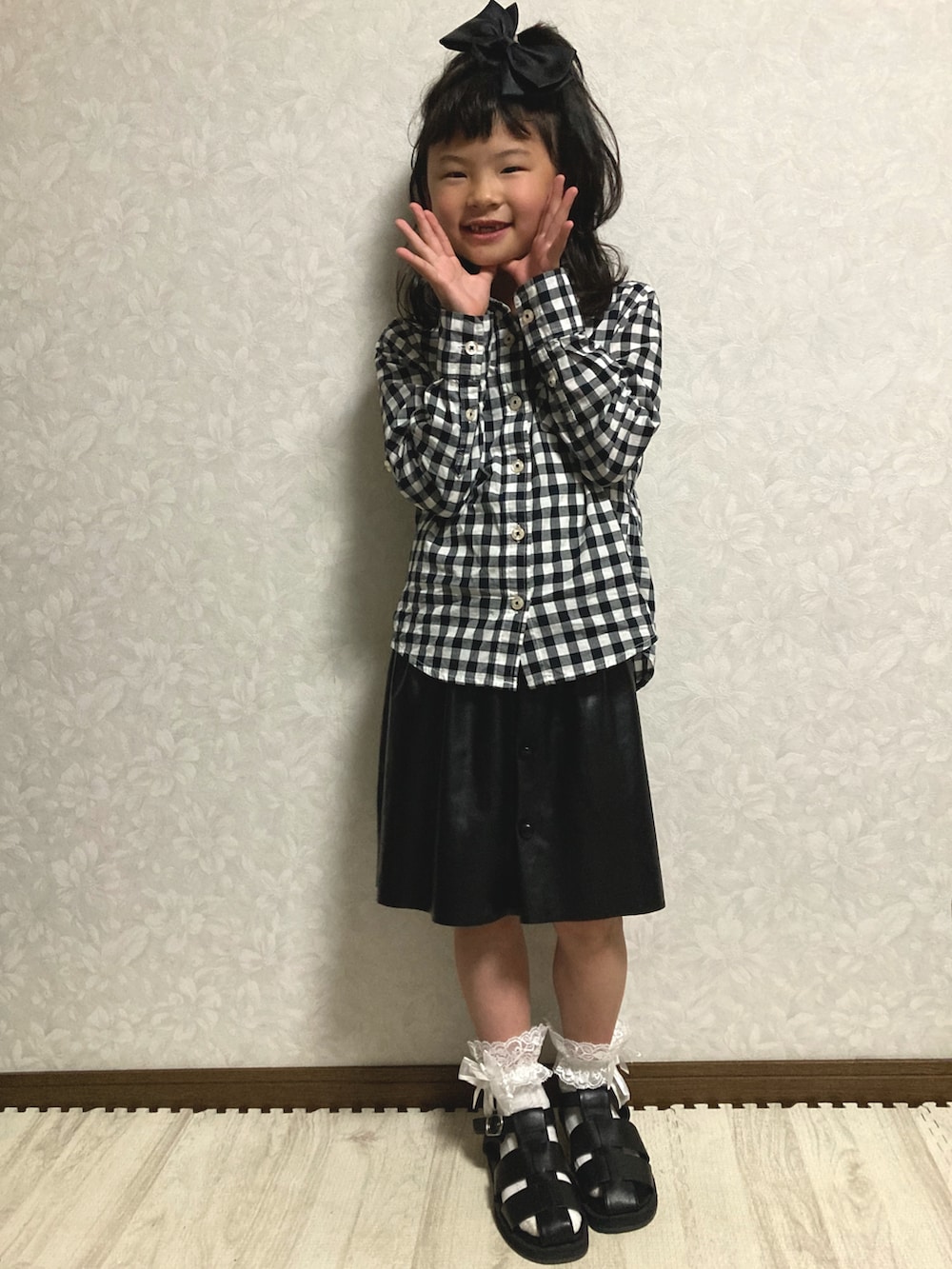 ホワイト系のシャツ/ブラウス、ブラック系のスカート、ブラック系のバレエシューズを着用したキッズの春コーディネートの5枚目の写真
