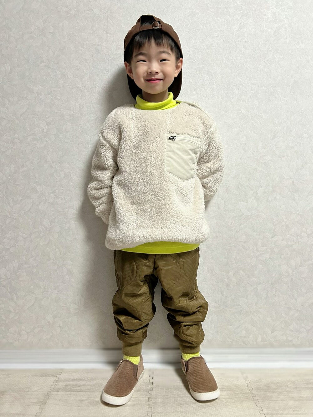 「真冬のあったかスタイル、冬コーデ、きれいめカジュアル、UNIQLO、キルティング、タートルネック、レイヤードスタイル、フリース、キャップ、シンプルコーデ、お出かけコーデ、チョコ色に染まれ、デートコーデ、古着MIX、スニーカー」|「STARTERのSTARTER/スターター キッズ キャップ CAP ST-LCPK02(キャップ、ブラウン系)」を使った、lenlen23さん(キッズ・100cm)の冬コーディネートの4枚目の写真