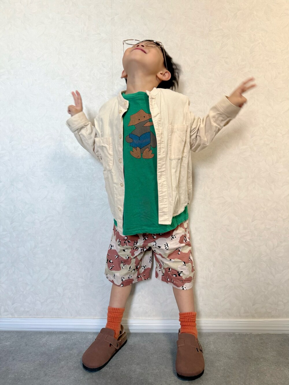 ホワイト系のシャツ/ブラウス、その他のその他パンツ、グリーン系のTシャツ/カットソーを着用したキッズの秋コーディネートの5枚目の写真