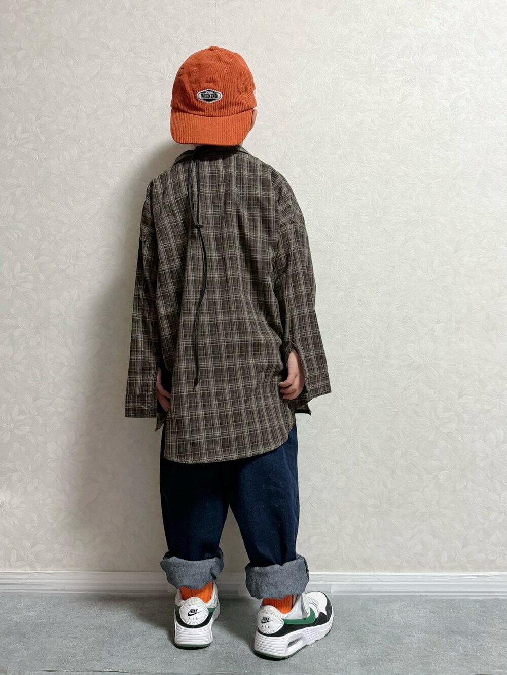 ブラウン系のシャツ/ブラウス、ホワイト系のスニーカー、グリーン系のTシャツ/カットソーを着用したキッズの秋コーディネートの4枚目の写真