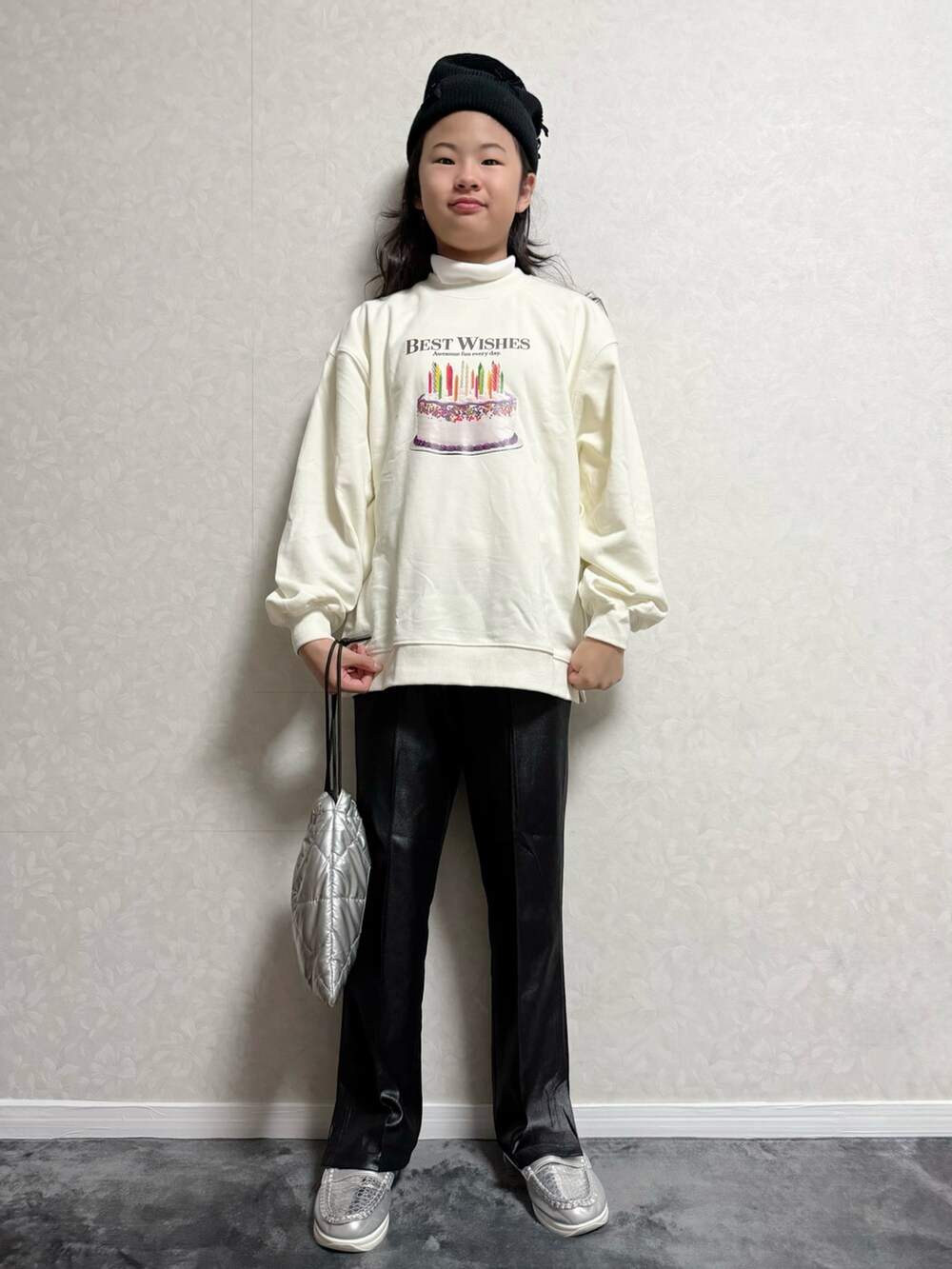 ブラック系のその他パンツ、ホワイト系のスウェット、シルバー系のショルダーバッグを着用したキッズの秋コーディネートの2枚目の写真
