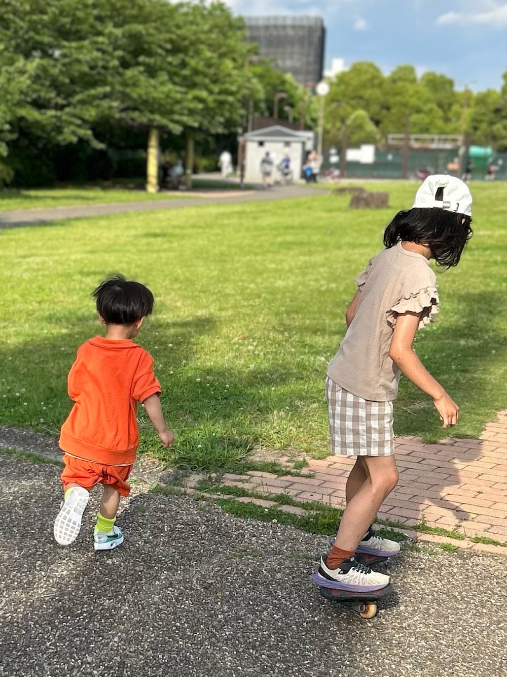 ホワイト系のスニーカー、ホワイト系のキャップ、グレー系のルームウェア/パジャマを着用したキッズの春コーディネートの4枚目の写真