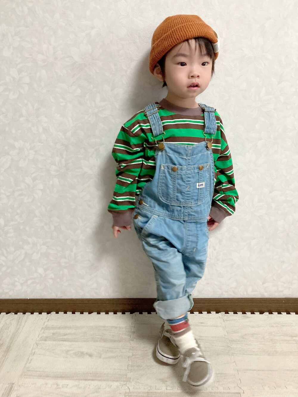 グリーン系のTシャツ/カットソー、ブルー系のサロペット/オーバーオール、ブラウン系のスニーカーを着用したキッズの秋コーディネートの5枚目の写真