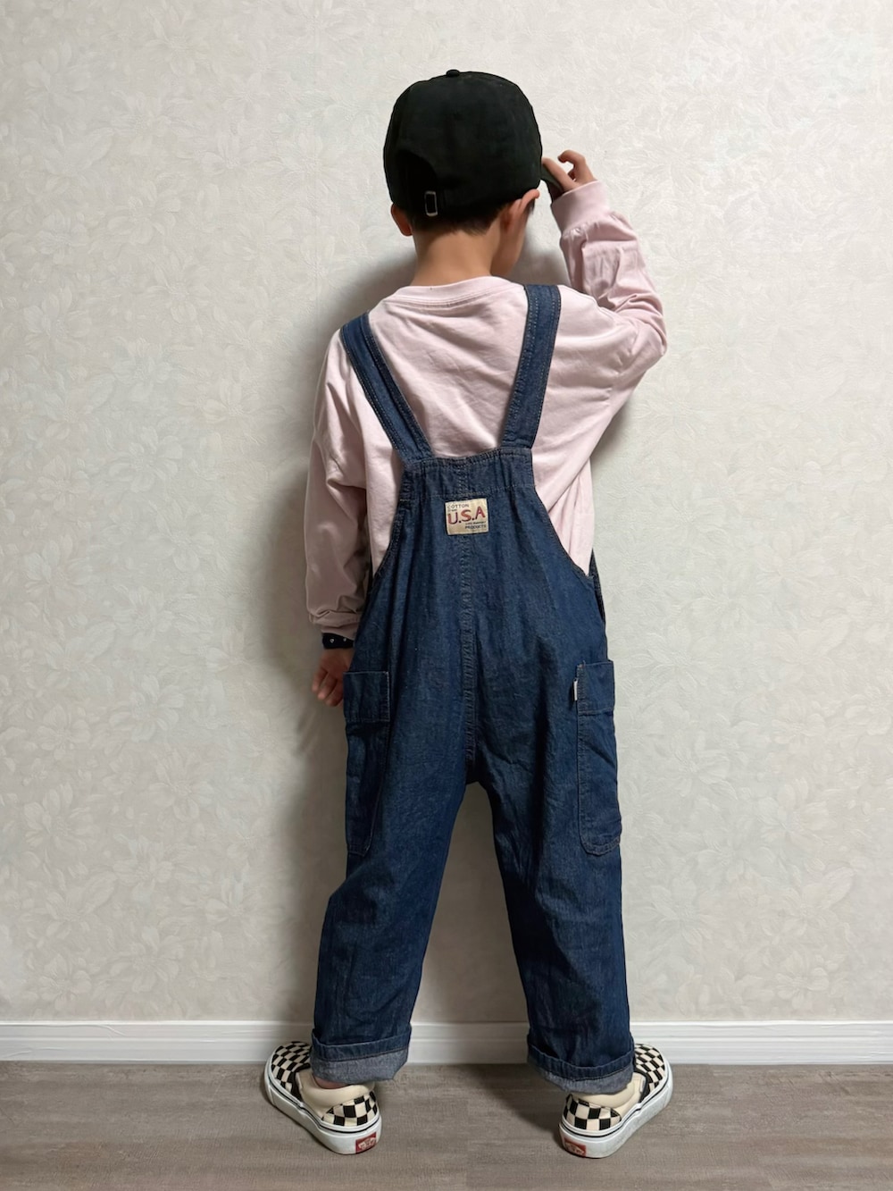 ブルー系のサロペット/オーバーオール、ブラック系のスリッポン、ピンク系のTシャツ/カットソーを着用したキッズの春コーディネートの4枚目の写真