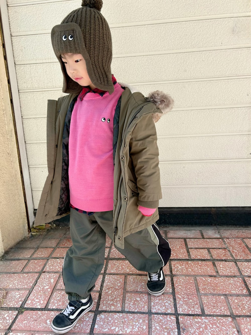 レッド系のシャツ/ブラウス、ピンク系のニット/セーター、グリーン系のモッズコートを着用したキッズの冬コーディネートの4枚目の写真