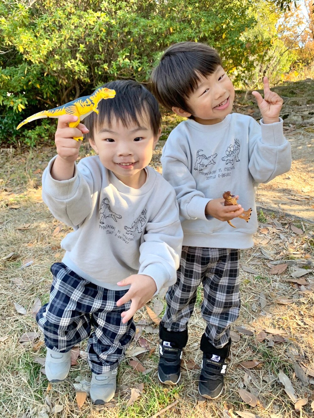 グレー系のスウェット、ブルー系のその他パンツ、グレー系のスニーカーを着用したキッズの冬コーディネートの4枚目の写真