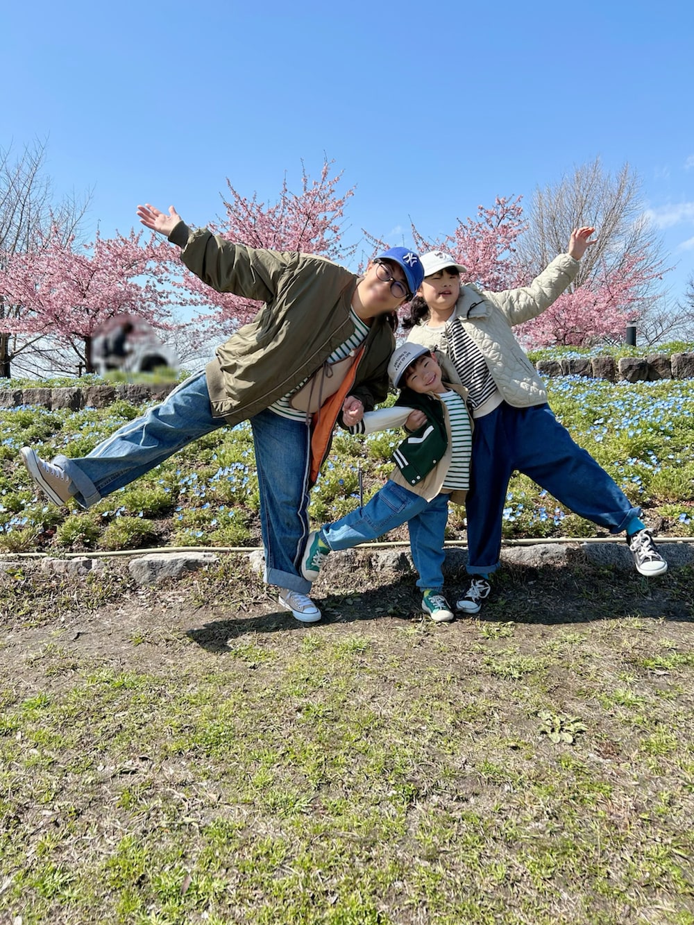 グリーン系のTシャツ/カットソー、ベージュ系のベスト、ブルー系のデニムパンツを着用したキッズの春コーディネートの2枚目の写真