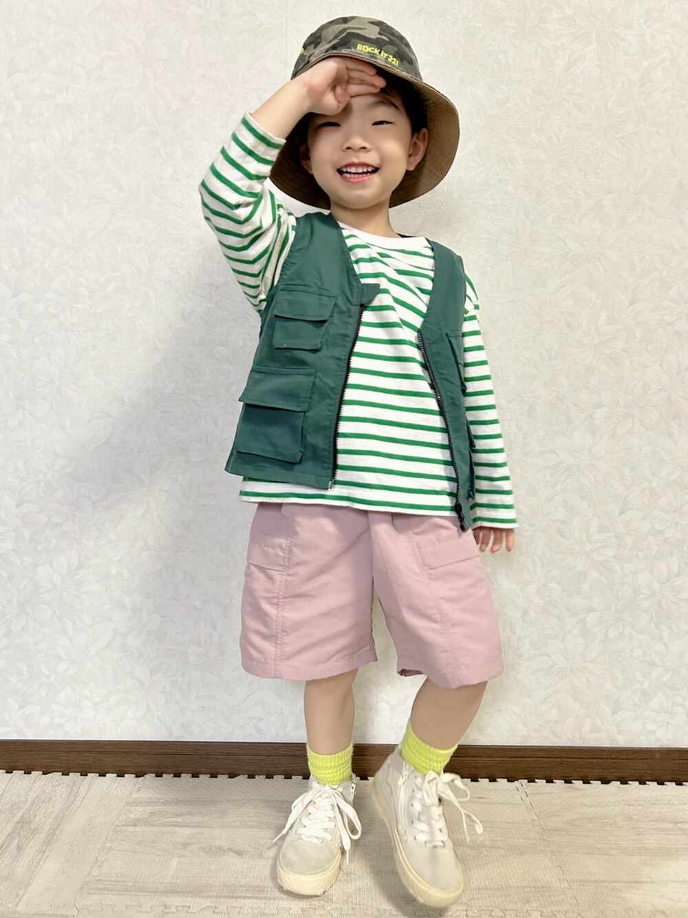 グリーン系のTシャツ/カットソー、グリーン系のベスト、ピンク系のパンツを着用したキッズの春コーディネートの2枚目の写真