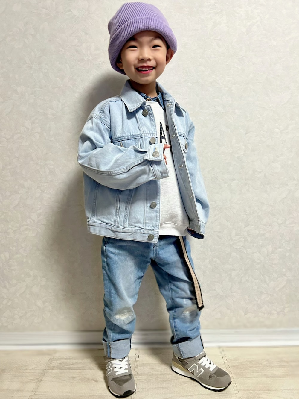 ブルー系のシャツ/ブラウス、グレー系のスウェット、ブルー系のデニムジャケットを着用したキッズの冬コーディネートの2枚目の写真