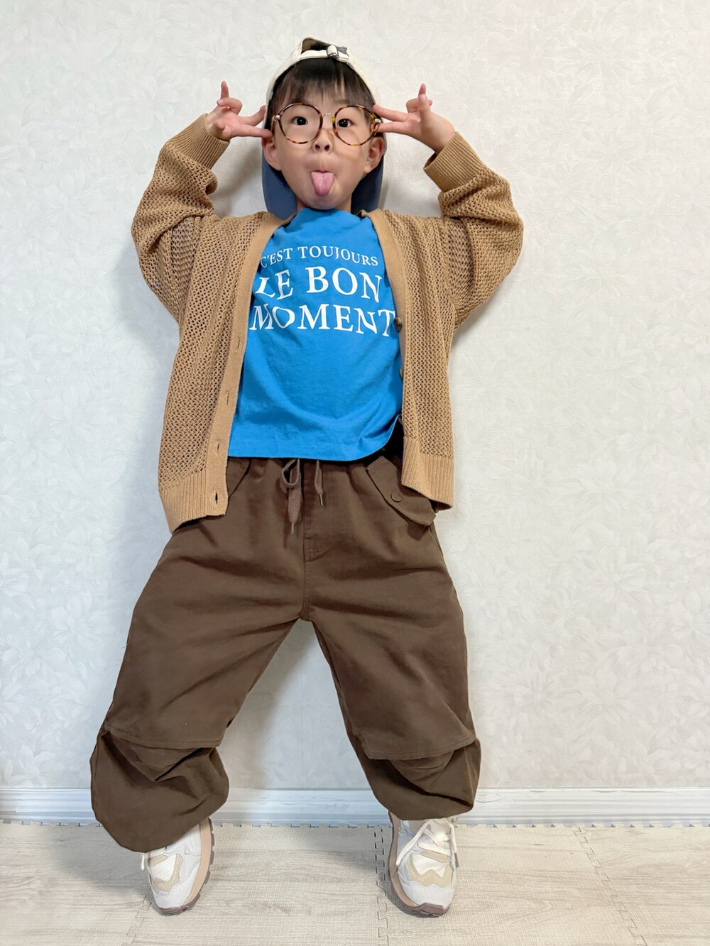 ブルー系のTシャツ/カットソー、ブラウン系のカーゴパンツ、ホワイト系のスニーカーを着用したキッズの春コーディネートの3枚目の写真