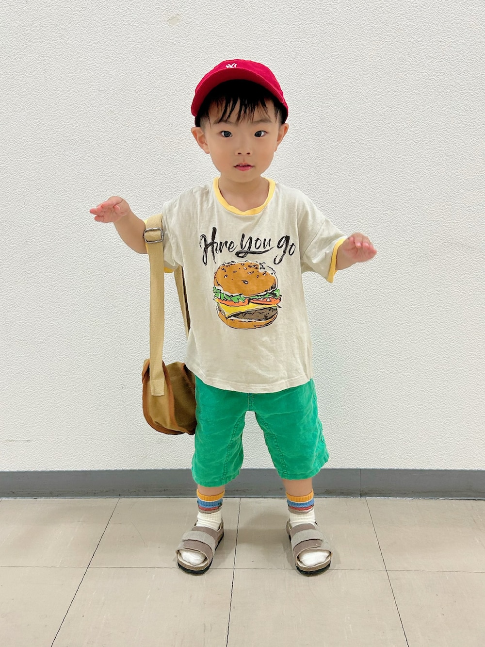 ホワイト系のTシャツ/カットソー、グリーン系のその他パンツ、ブラウン系のショルダーバッグを着用したキッズの夏コーディネートの3枚目の写真