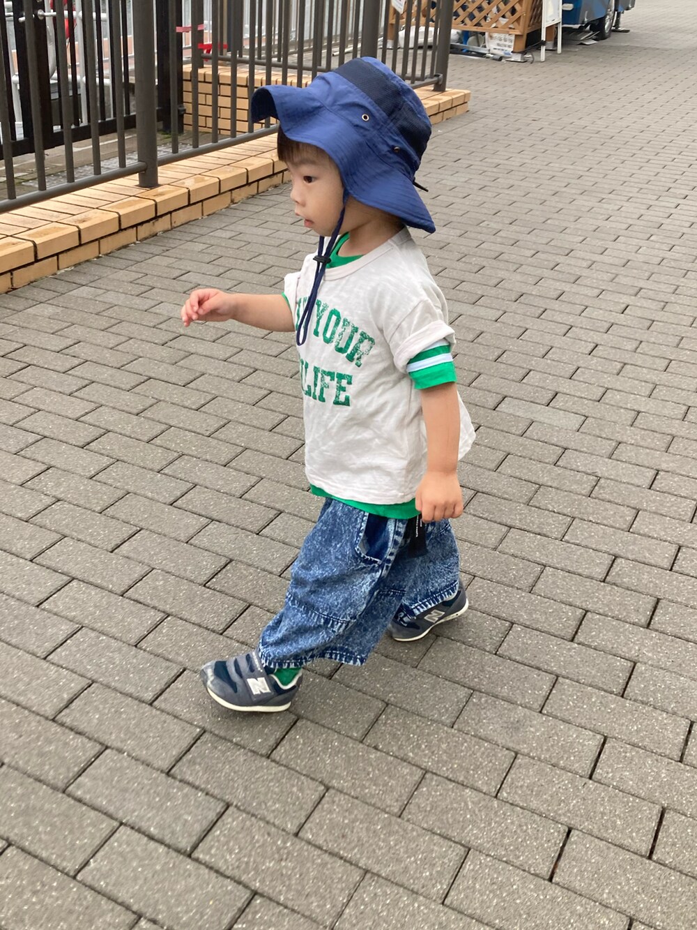 ベージュ系のTシャツ/カットソー、グリーン系のTシャツ/カットソー、ブルー系のデニムパンツを着用したキッズの夏コーディネートの5枚目の写真