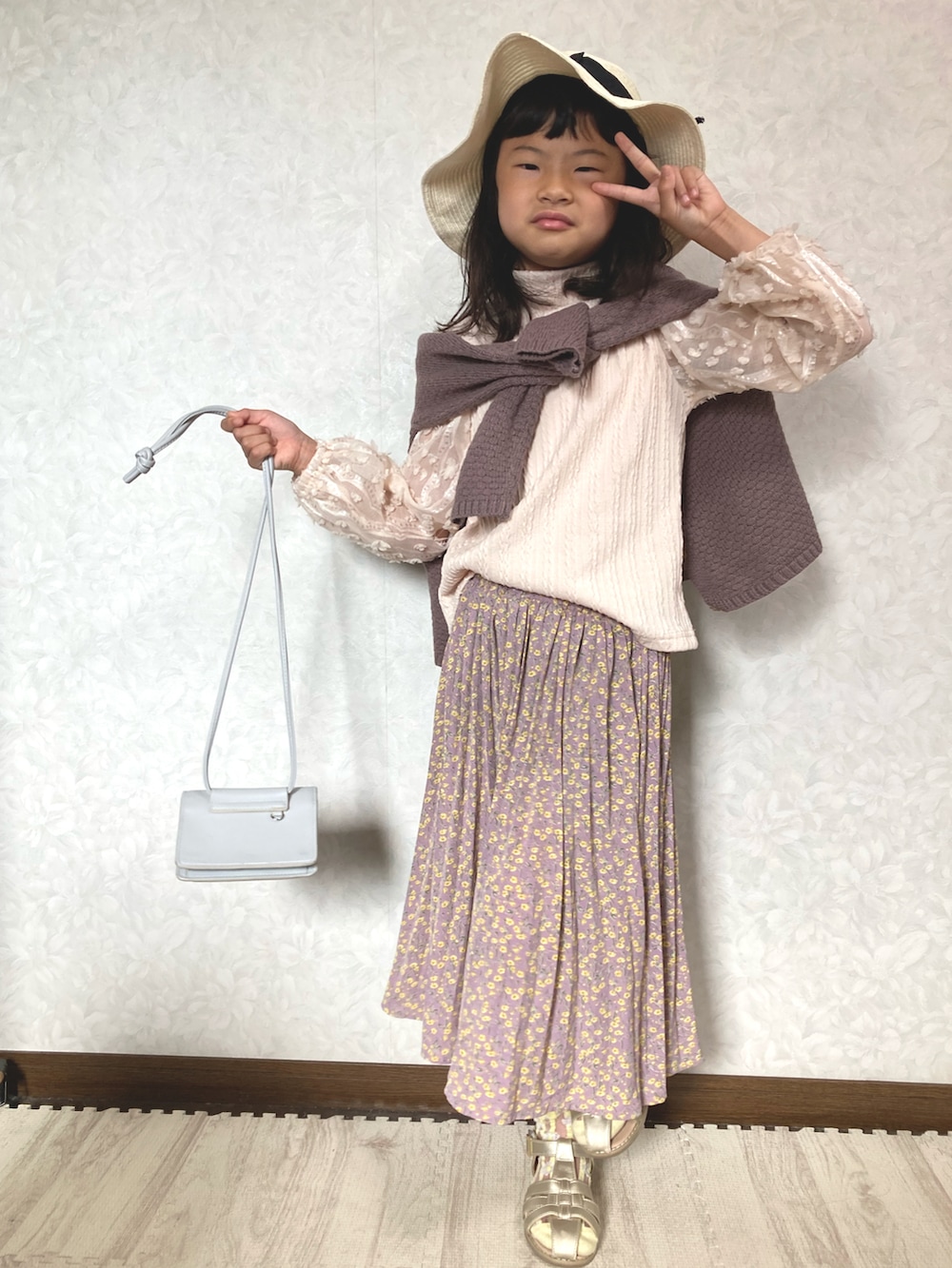 ベージュ系のTシャツ/カットソー、グレー系のカーディガン/ボレロ、パープル系のその他パンツを着用したキッズの春コーディネートの2枚目の写真