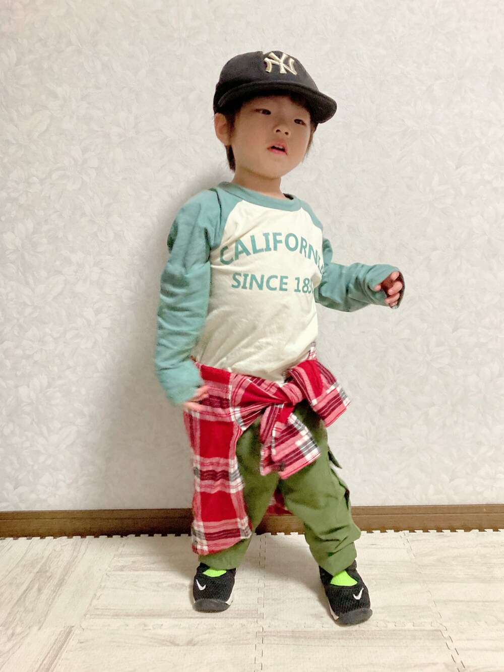レッド系のTシャツ/カットソー、イエロー系のTシャツ/カットソー、グリーン系のTシャツ/カットソーを着用したキッズの秋コーディネートの4枚目の写真