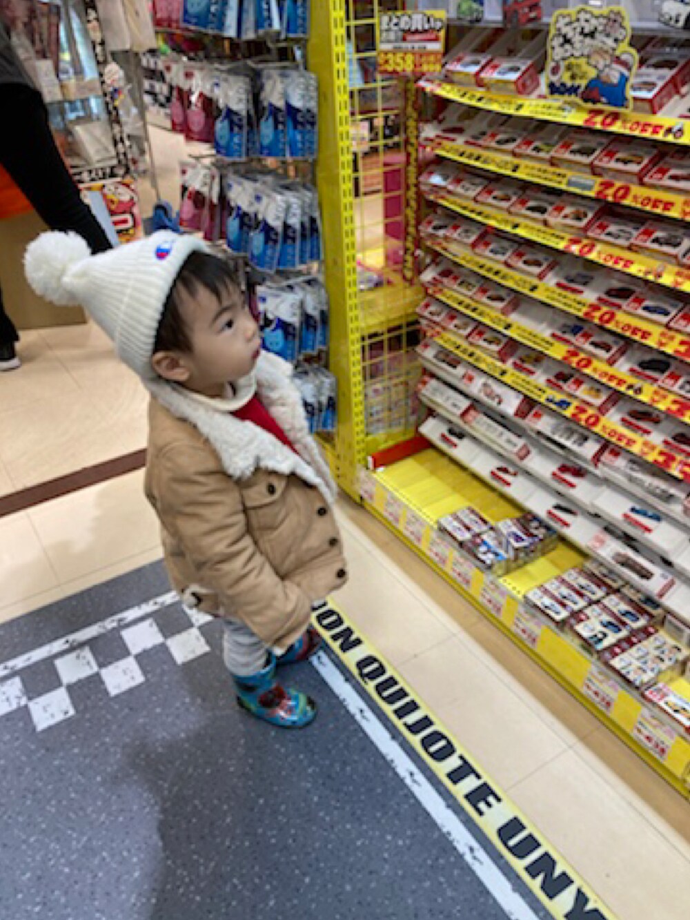 レッド系のスウェット、ベージュ系のその他パンツ、ホワイト系のTシャツ/カットソーを着用したキッズの冬コーディネートの4枚目の写真