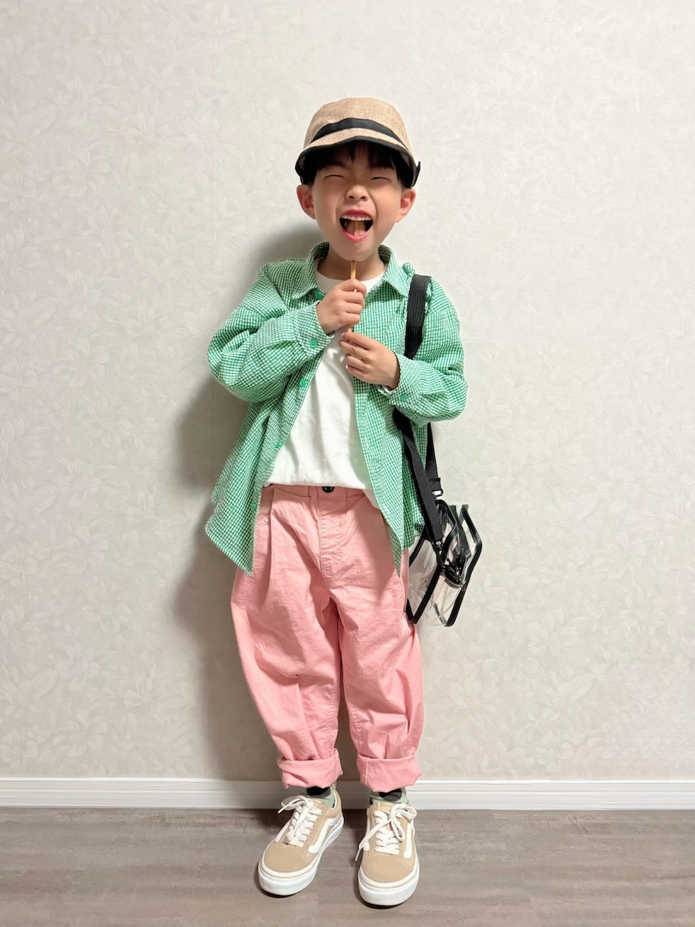 ピンク系のその他パンツ、ベージュ系のスニーカー、グリーン系のシャツ/ブラウスを着用したキッズの春コーディネートの4枚目の写真