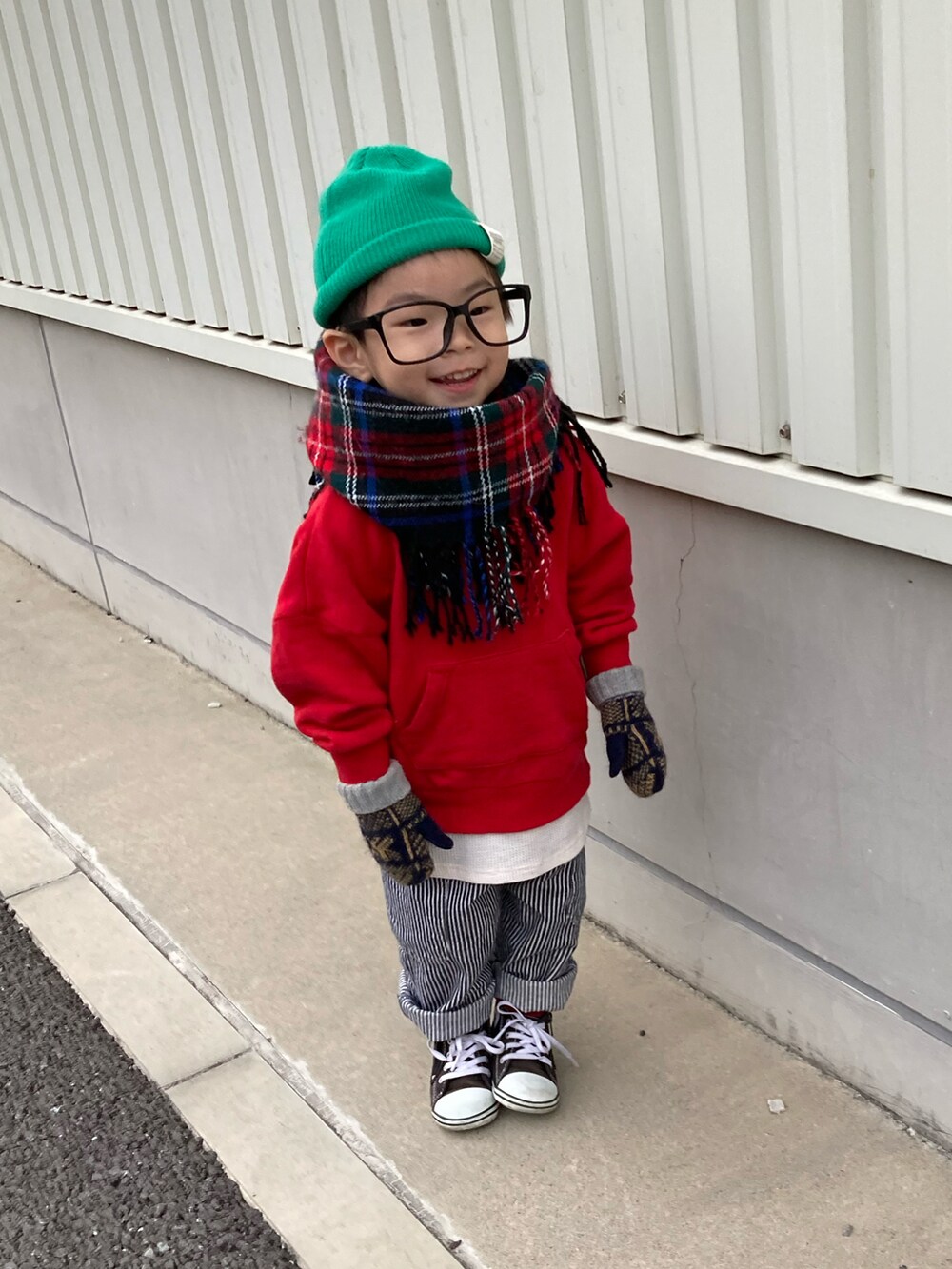 レッド系のスウェット、ブラック系のスニーカー、その他のサロペット/オーバーオールを着用したキッズの冬コーディネートの4枚目の写真