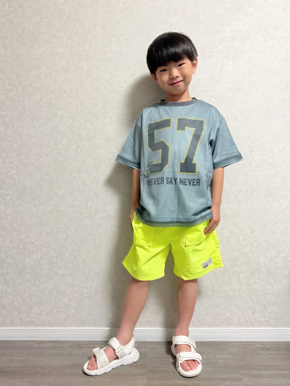 グレー系のTシャツ/カットソー、イエロー系のその他パンツ、オレンジ系のショルダーバッグを着用したキッズの夏コーディネートの2枚目の写真