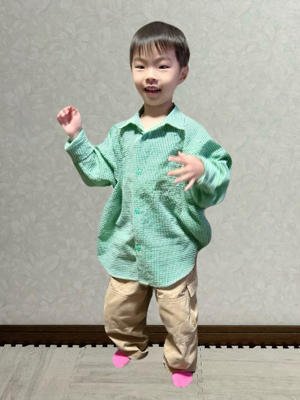 グリーン系のシャツ/ブラウス、グリーン系のノーカラージャケット、ベージュ系のカーゴパンツを着用したキッズの冬コーディネートの4枚目の写真