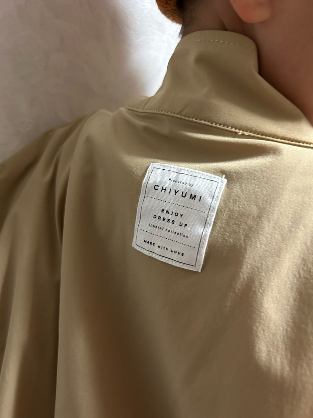 ベージュ系のベスト、レッド系のスウェット、ブラウン系のスウェットパンツを着用したキッズの冬コーディネートの5枚目の写真