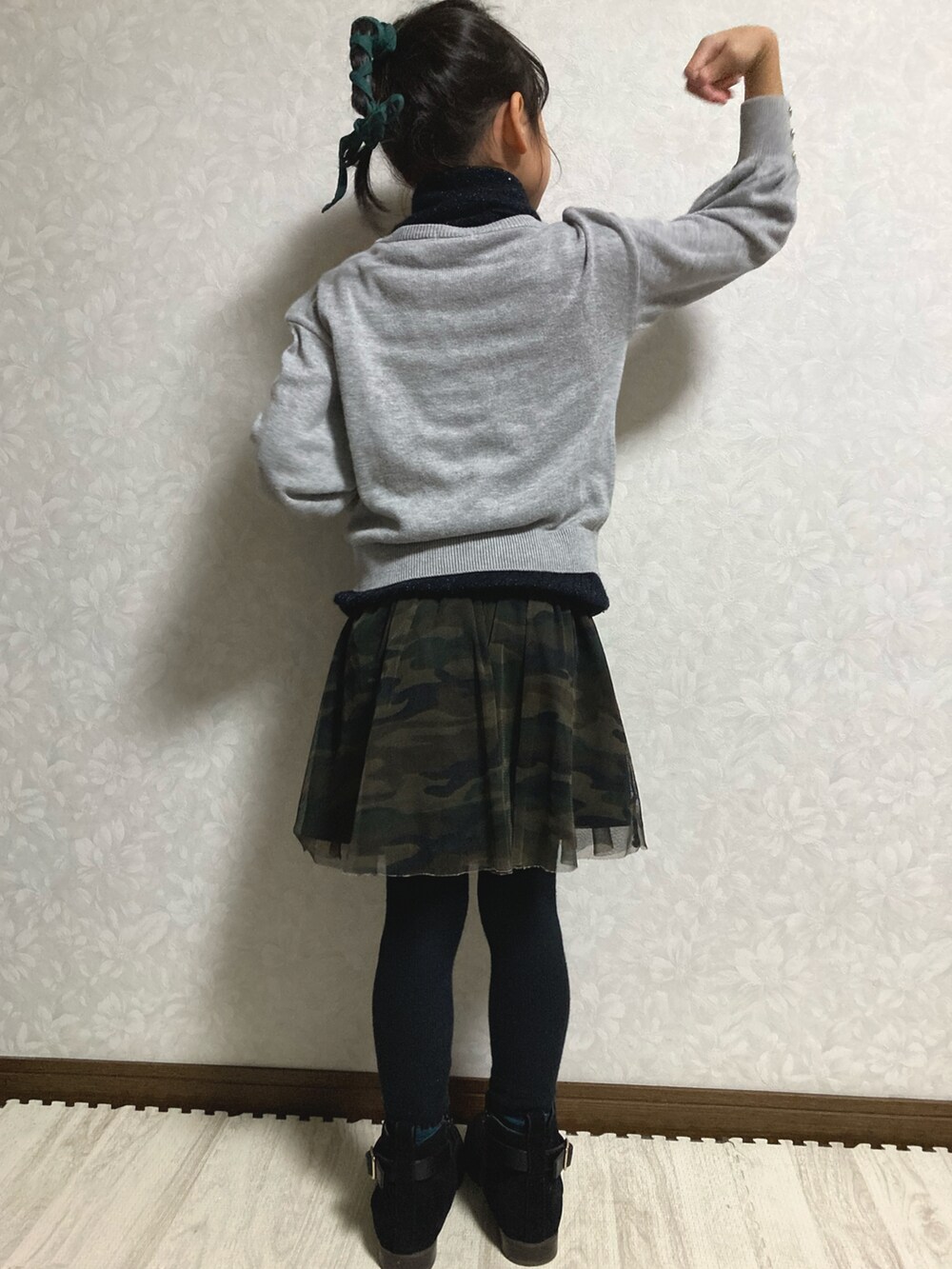 ブラック系のニット/セーター、グレー系のニット/セーター、グリーン系のマウンテンパーカーを着用したキッズの秋コーディネートの5枚目の写真