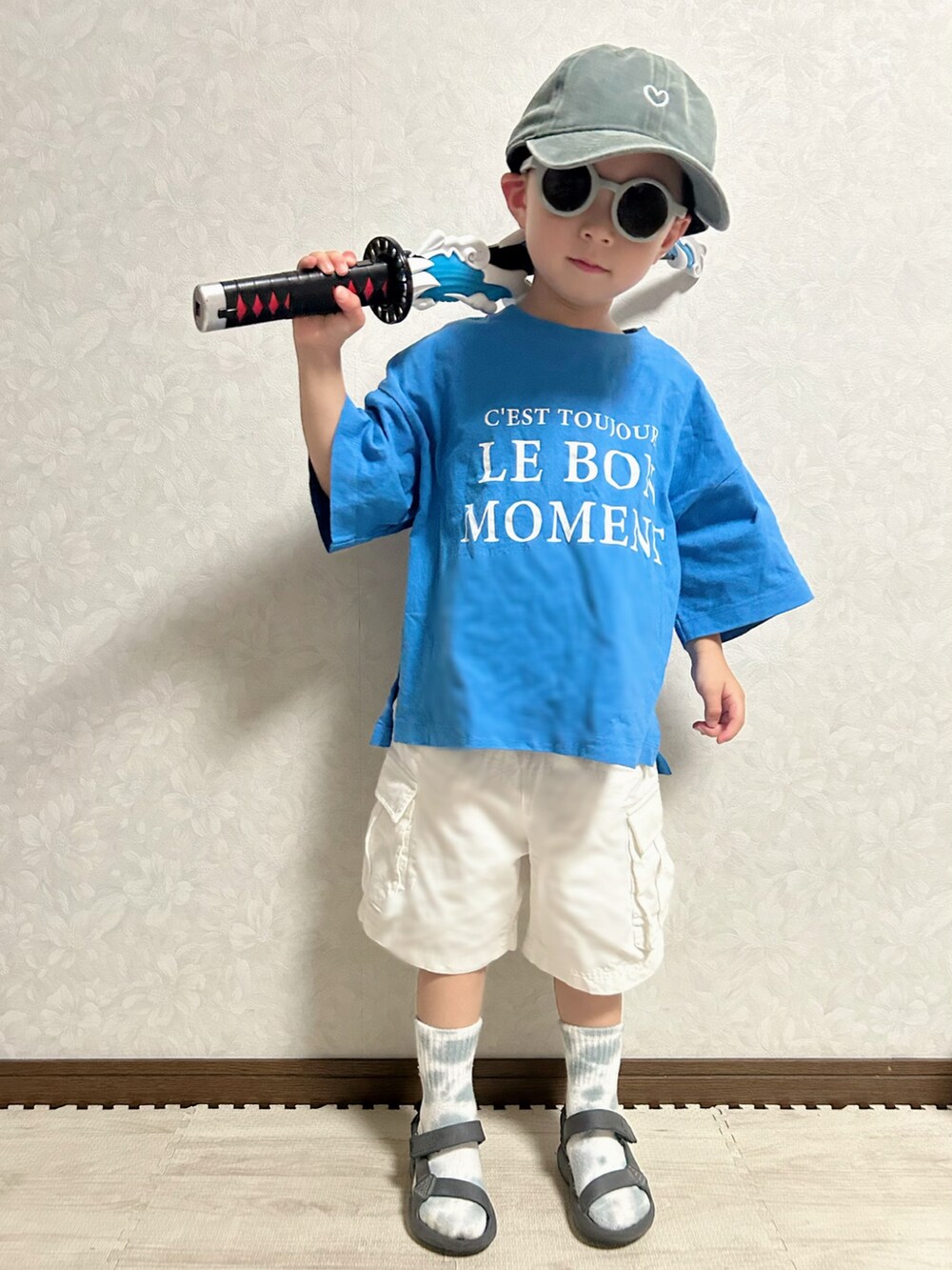 ブルー系のTシャツ/カットソー、ブラック系のタンクトップ、ホワイト系のその他パンツを着用したキッズの夏コーディネートの2枚目の写真