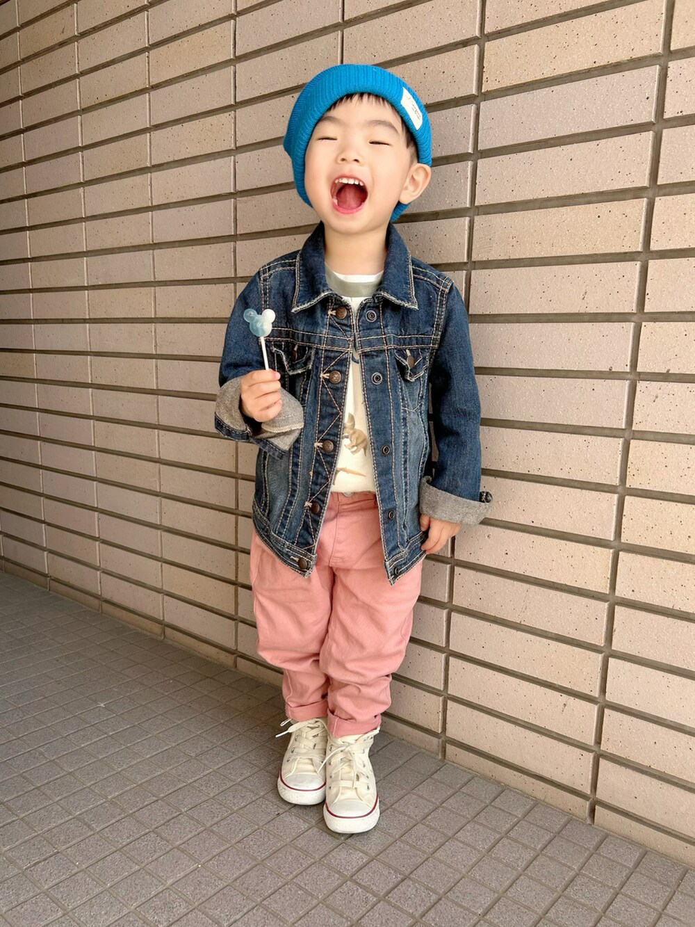 「お誕生日おめでとう！、ホワイトフェス、春コーデ、カジュアルコーデ、シンプルコーデ、カラーパンツ、休日スタイル、デニム、プチプラ、古着MIX、コンバース、ビタミンカラー、レイヤードスタイル、ジャケットスタイル、スニーカー」｜「DONOBANの858円→92円 84円まで値下がってた😆（ニットキャップ/ビーニー、ブルー系）」を使った、lenlen23さん（キッズ・90cm）の春コーディネートの2枚目の写真