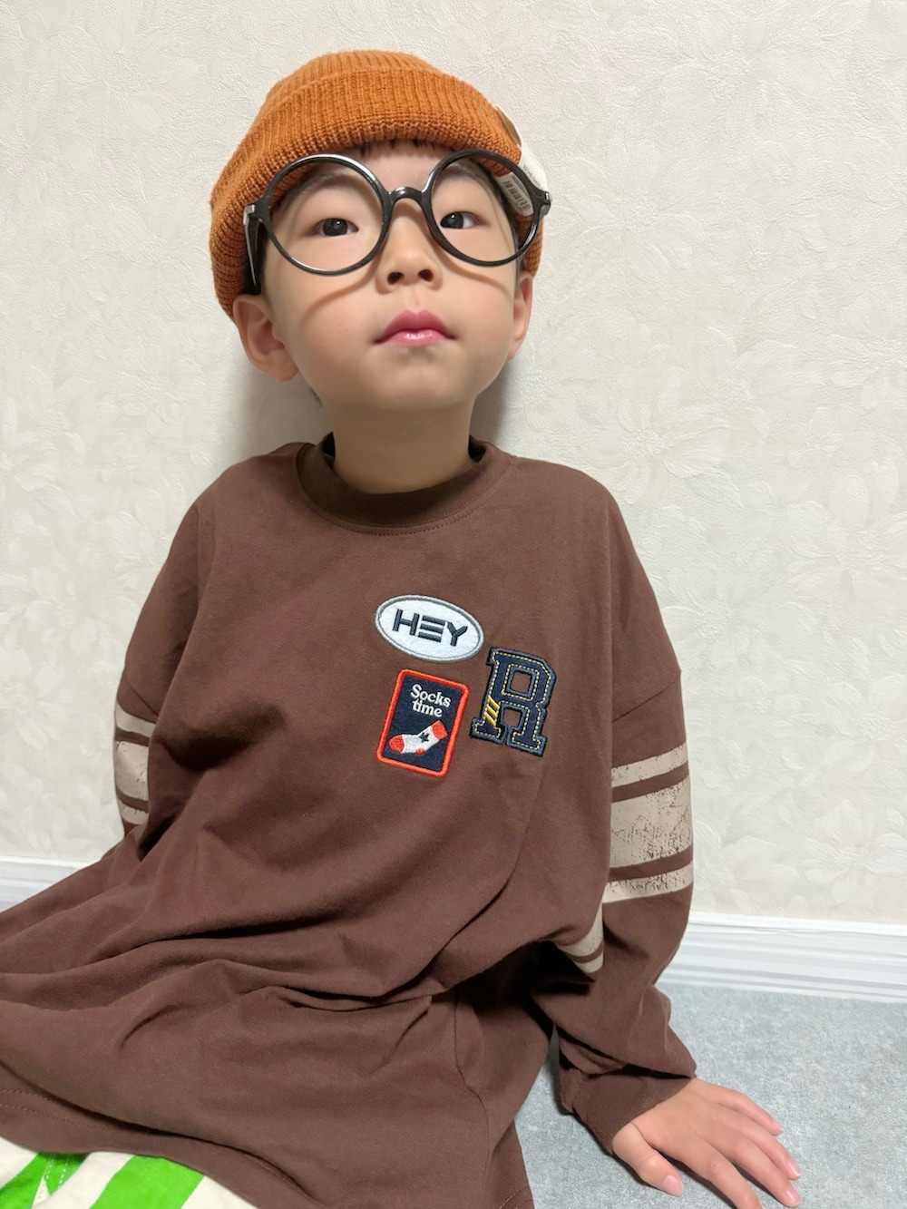 ホワイト系のスニーカー、グリーン系のその他パンツ、ブラウン系のTシャツ/カットソーを着用したキッズの秋コーディネートの3枚目の写真