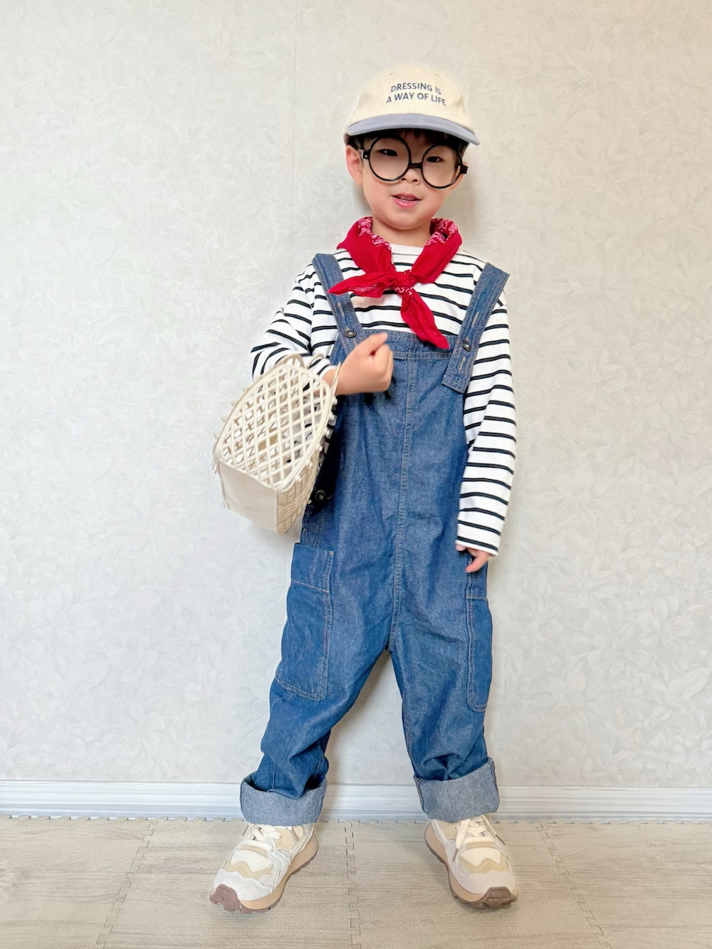 ブルー系のTシャツ/カットソー、ブルー系のサロペット/オーバーオール、ベージュ系のトートバッグを着用したキッズの春コーディネートの3枚目の写真