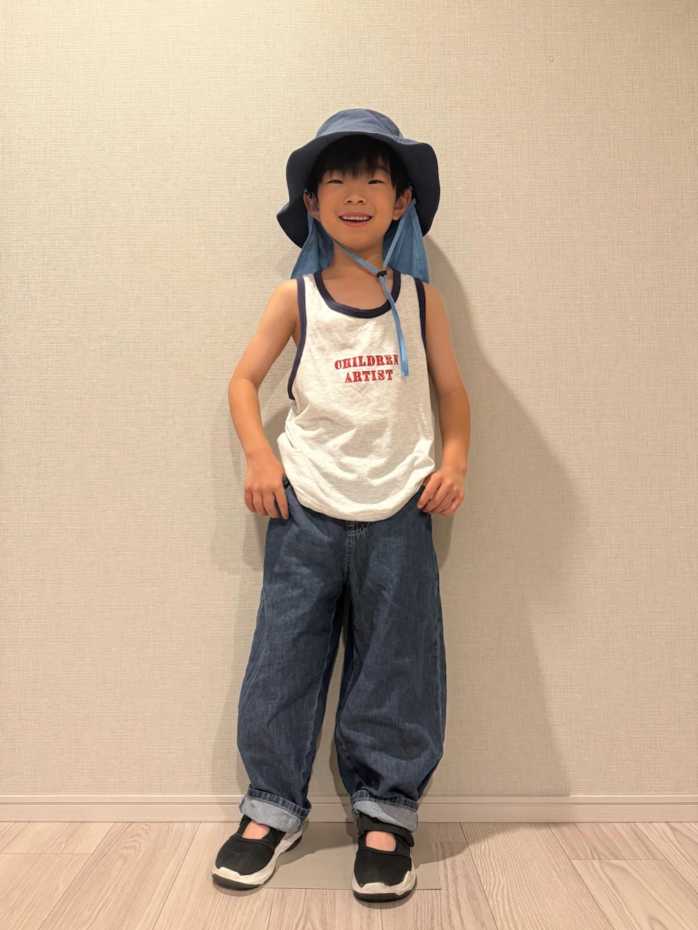 ブラック系のサンダル、ホワイト系のタンクトップ、グリーン系のTシャツ/カットソーを着用したキッズの秋コーディネートの2枚目の写真
