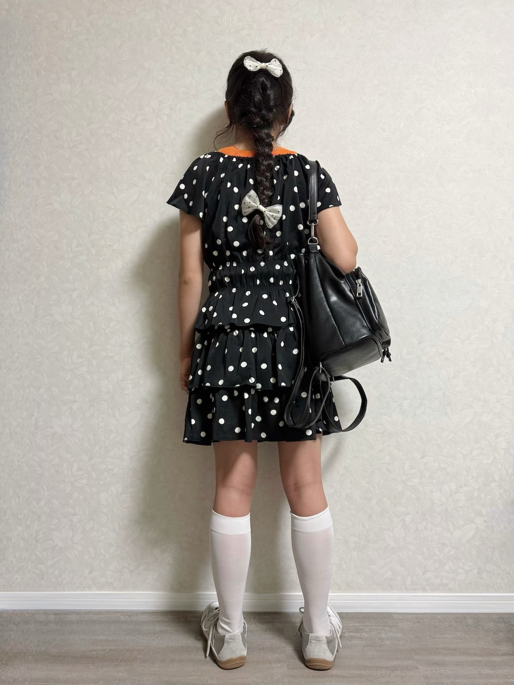 ブラック系のシャツ/ブラウス、オレンジ系のタンクトップ、ブラック系のスカートを着用したキッズの夏コーディネートの2枚目の写真