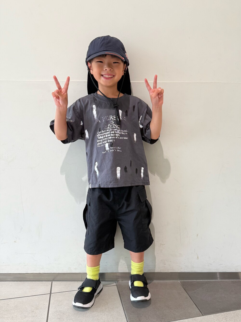 グレー系のTシャツ/カットソー、ブラック系のカーゴパンツ、ブラック系のサンダルを着用したキッズの夏コーディネートの2枚目の写真