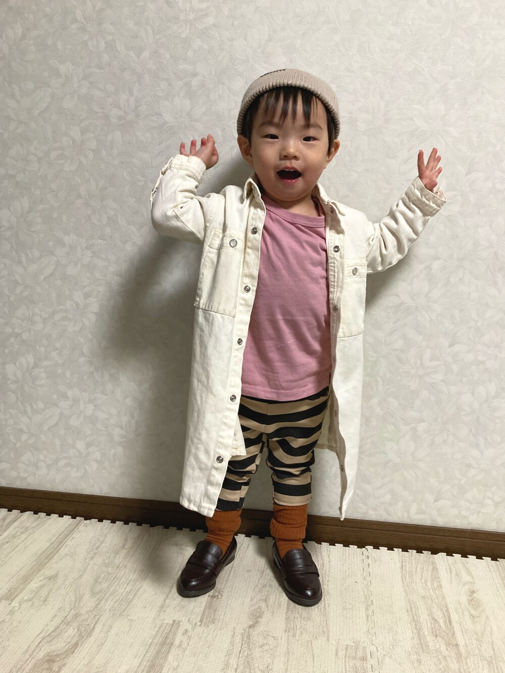 ピンク系のトップス、ブラック系のその他パンツ、ホワイト系のワンピースを着用したキッズの春コーディネートの3枚目の写真