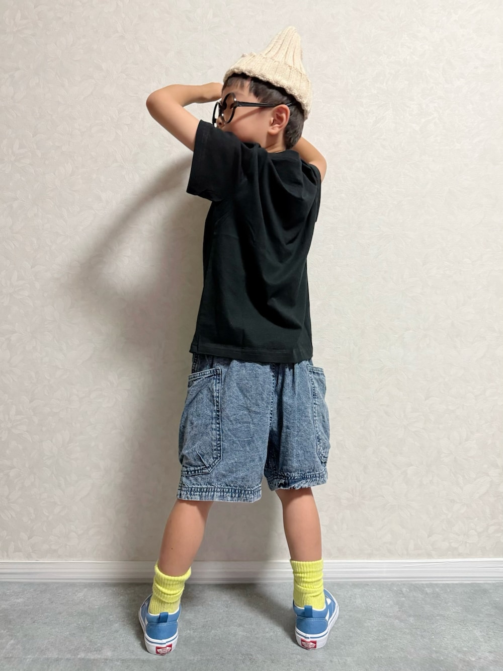 ブルー系のスニーカー、ブラック系のTシャツ/カットソー、ブルー系のデニムパンツを着用したキッズの秋コーディネートの4枚目の写真