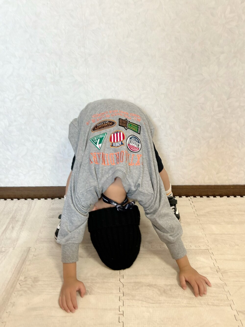 グレー系のスウェット、ブラック系のバックパック/リュック、ブラック系のパンツを着用したキッズの秋コーディネートの5枚目の写真