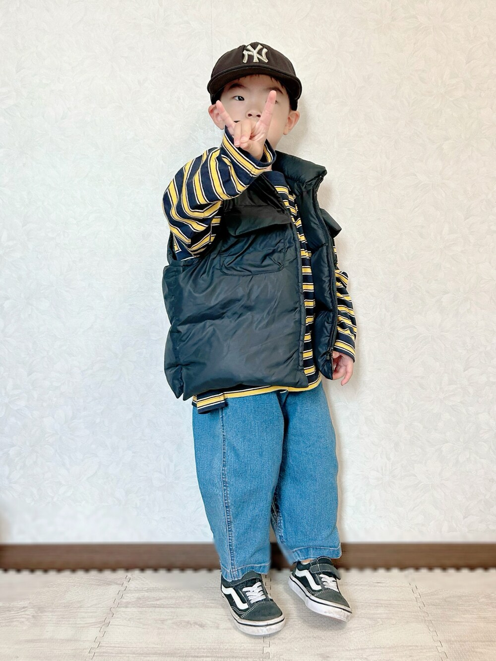 ブルー系のTシャツ/カットソー、ブルー系のデニムパンツ、ブラック系のショルダーバッグを着用したキッズの秋コーディネートの3枚目の写真
