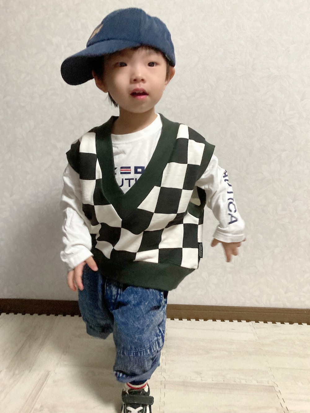 ホワイト系のTシャツ/カットソー、ブラック系のベスト、ブルー系のデニムパンツを着用したキッズの夏コーディネートの4枚目の写真