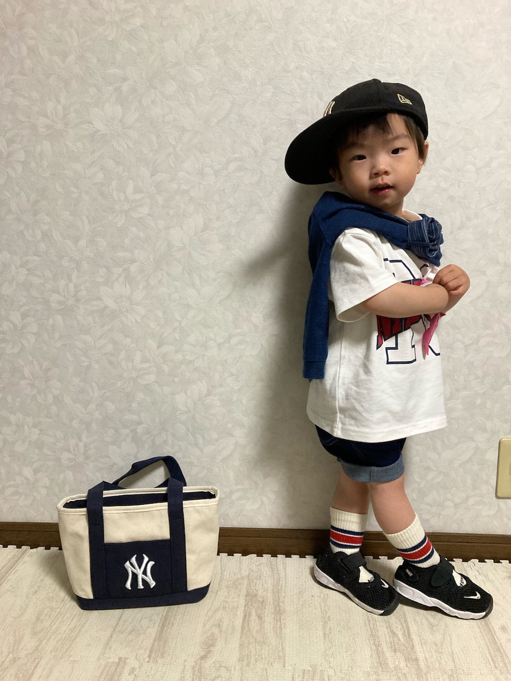 ホワイト系のTシャツ/カットソー、ブルー系のカーディガン/ボレロ、ブルー系のデニムパンツを着用したキッズの春コーディネートの3枚目の写真