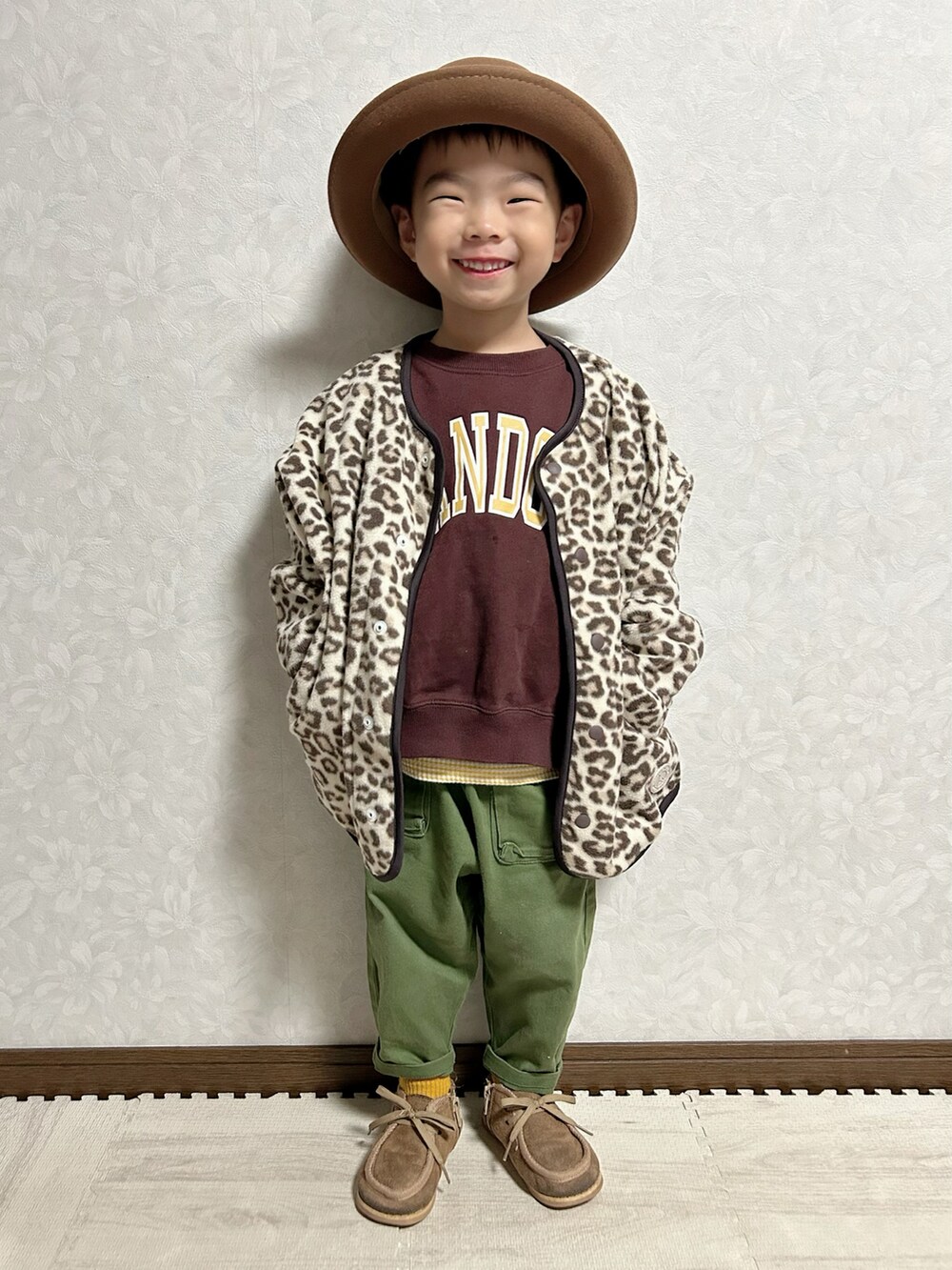 ベージュ系のカーディガン/ボレロ、ブラウン系のスウェット、グリーン系のパンツを着用したキッズの秋コーディネートの3枚目の写真