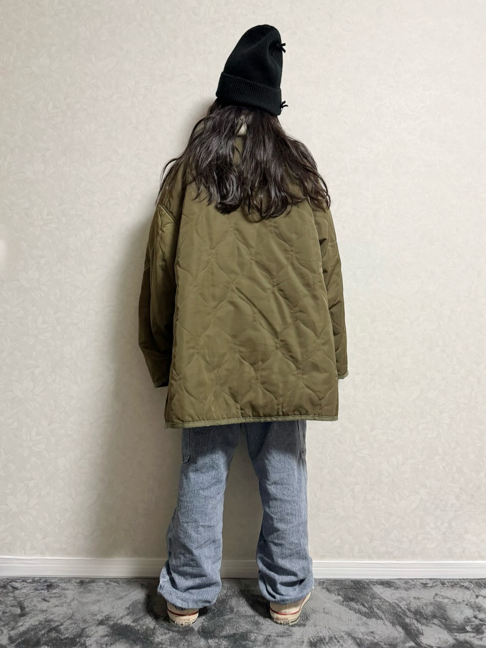 ホワイト系のスウェット、ブラウン系のノーカラージャケット、ブルー系のカーゴパンツを着用したキッズの冬コーディネートの2枚目の写真