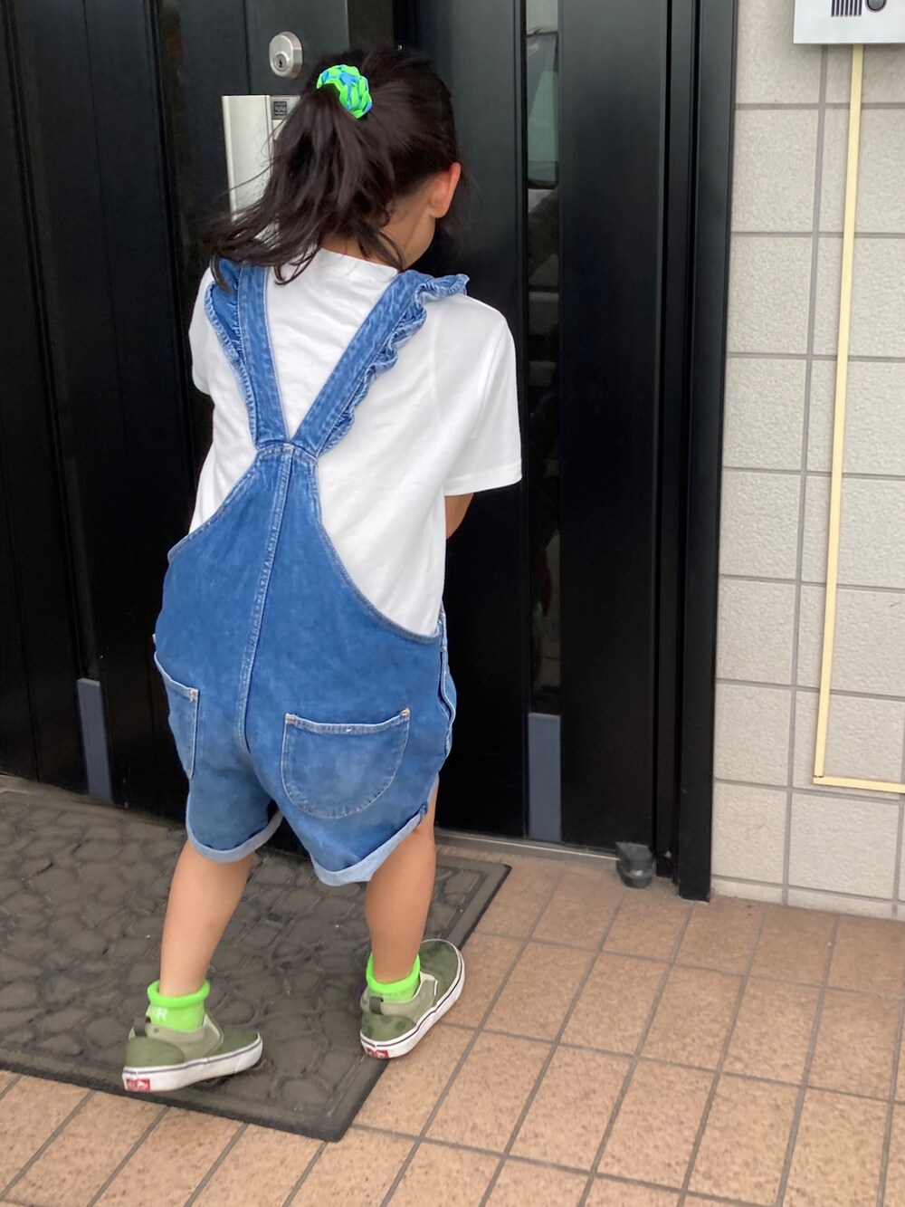 ホワイト系のTシャツ/カットソー、ブルー系のサロペット/オーバーオール、グリーン系のスニーカーを着用したキッズの夏コーディネートの3枚目の写真