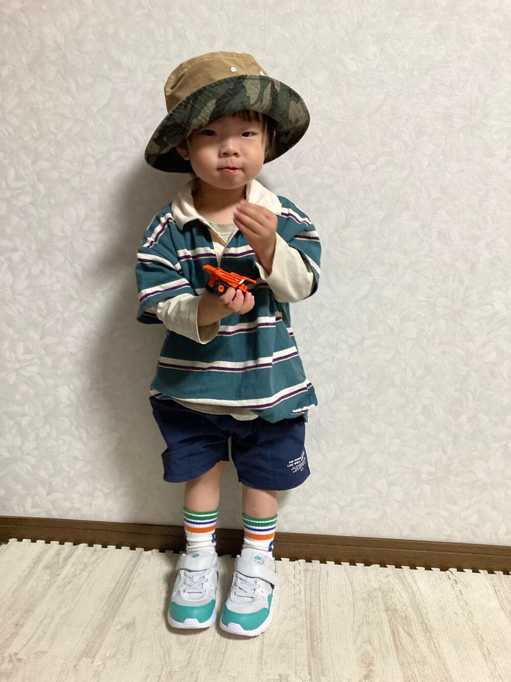 ベージュ系のTシャツ/カットソー、グリーン系のポロシャツ、ブルー系のその他パンツを着用したキッズの春コーディネートの4枚目の写真